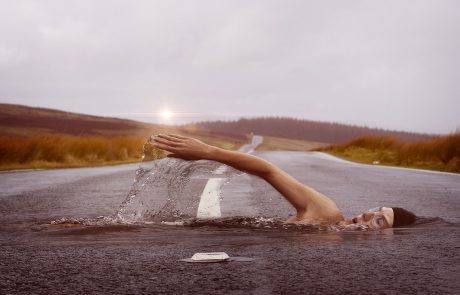 swimmer-1678307_1920